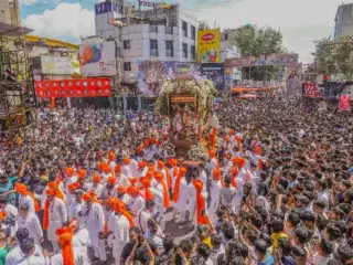 Shrimant Bhausaheb Rangari Ganpati Enshrined at ‘Shri Ganesh Suvarnadham’; Pandit Hariprasad Chaurasia Performs Pran Pratishtha (Videos)
