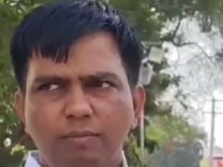 Attack On Nitesh Karale | राजकीय वातावरण तापलं! राष्ट्रवादी शरद पवार गटाचे पदाधिकारी नितेश कराळे मास्तरांना मारहाण (Video)