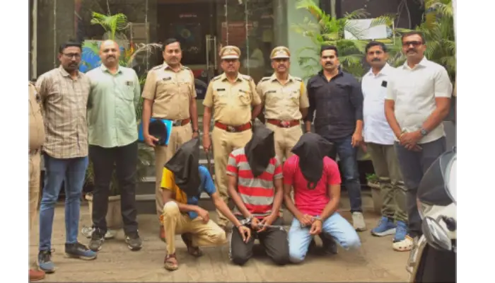 Pune Crime News | Bundgarden Police arrested three individuals from Dombivli who had committed robbery and attempted to kill a railway booking clerk by stabbing him.