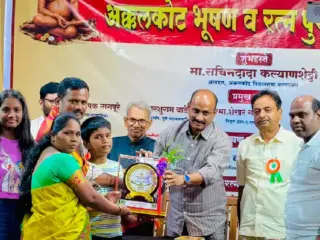 Chandrashekhar Bhange | लोकशाही न्यूजचे पुणे ब्युरो चंद्रशेखर भांगे ‘अक्कलकोट रत्न’ पुरस्काराने सन्मानित