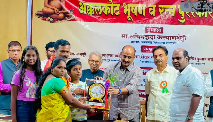 Chandrashekhar Bhange | Chandrashekhar Bhange, Pune Bureau Chief of Lokshahi News, honored with the 'Akkalkot Ratna' award.