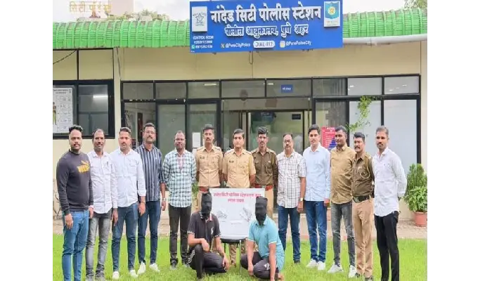 Pune Crime News | Pune: Roaming around with a pistol in a bag, and the police caught the two; 2 homemade pistols and 4 live bullets seized