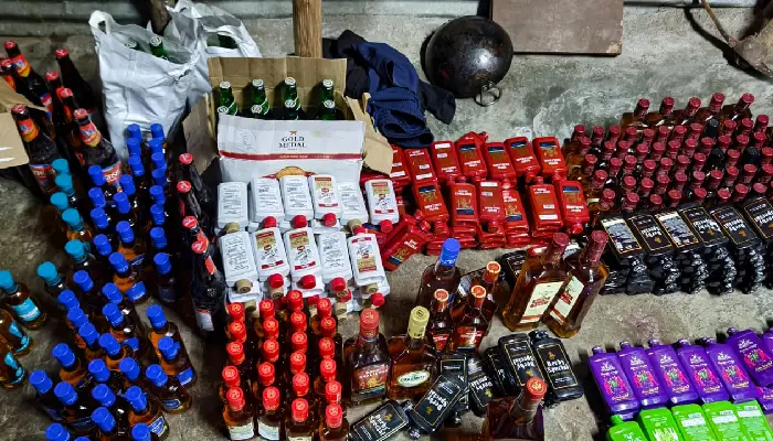 Pune Crime News | Unit 3 of the Crime Branch seized liquor worth over one and a quarter lakh after catching two people selling illegal domestic and foreign liquor from a house in Hingane.
