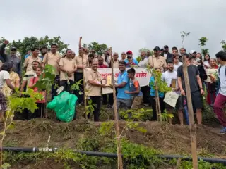 Tree Plantation In Pune |  ‘एक पेड पुनित दादा के नाम’ अभियानांतर्गत वसुंधरा टेकडीवर वृक्षारोपण