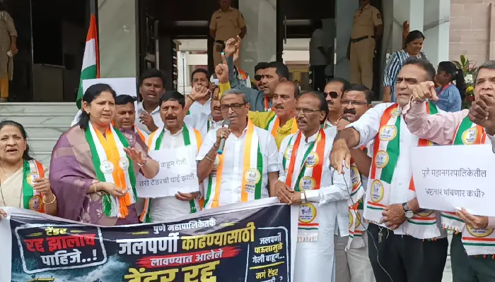 NCP (SP) Protest in Pune | NCP protests at the Municipal Corporation over issues of potholes, water hyacinth, and flood conditions.