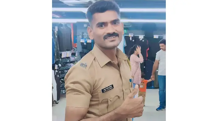 Pune Crime News | Four people seriously injured a railway police officer by stabbing him in the neck over suspicion that he told his mother he drinks alcohol and smokes weed.