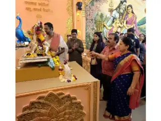 Bhau Rangari Ganpati | पुणे : मंजुश्री खर्डेकर, संदीप खर्डेकर आणि कल्याणी खर्डेकर यांनी घेतले श्रीमंत भाऊसाहेब रंगारी गणपतीचे दर्शन