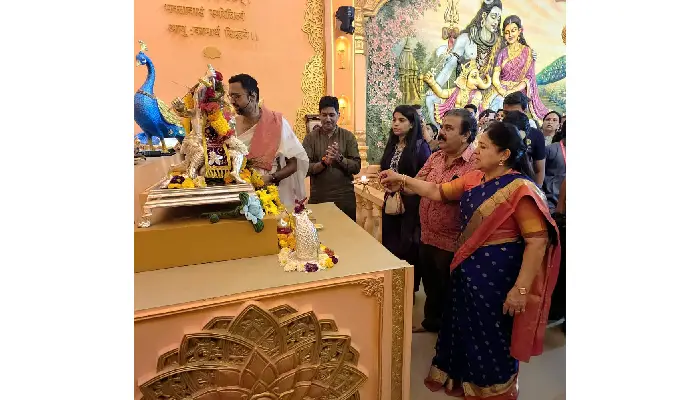 Bhau Rangari Ganpati | Pune: Manjushree Khardekar, Sandeep Khardekar and Kalyani Khardekar took darshan of Shrimant Bhausaheb Rangari Ganapati.