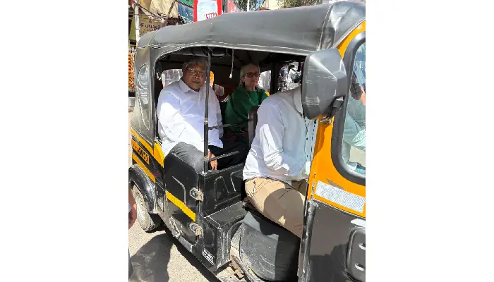 Chandrakant Patil | Chandrakant Dada Patil traveled by rickshaw to see Ganpati; along with all five Ganpatis of Mana, he visited Dagdusheth and Bhau Rangari Ganpati.