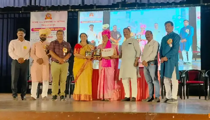 Pune News | Apurva Amit Arge receives the district-level outstanding art teacher award