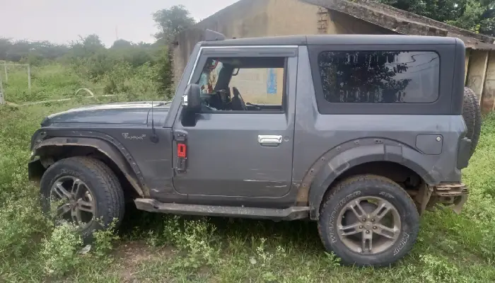 Pune Pimpri Crime News | Seeing the police on his tail, a Thar driver rammed into multiple vehicles! Hit police vehicles twice, criminal caught after an hour-long drama
