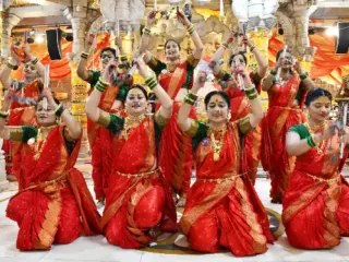 Shri Mahalaxmi Mandir, Sarasbag | श्री महालक्ष्मी मंदिरात तेजस्विनी महिला लेझीम पथकाकडून देवीची आगळी आराधना (Videos)