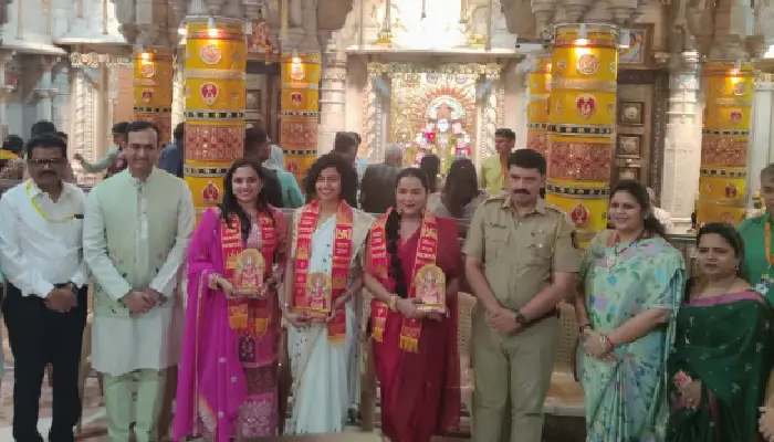Shri Mahalaxmi Mandir, Sarasbaug | Female pilots who have reached for the skies are honored at the Shri Mahalaxmi Temple by Deputy Commissioner of Police Milind Mohite (Videos)