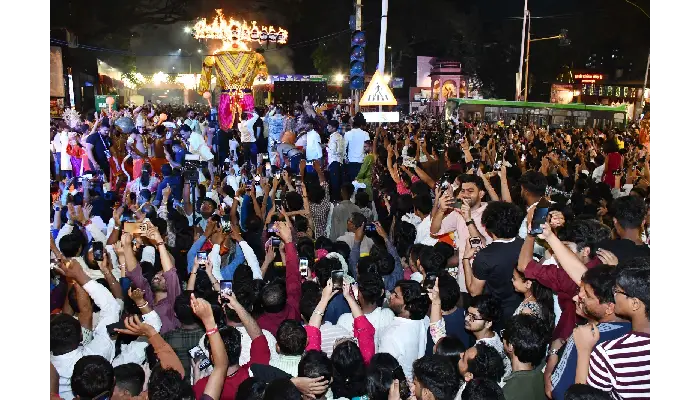 Shri Mahalaxmi Mandir, Sarasbag | Symbolic burning of a 25-foot effigy of Ravana, organized by Shri Mahalaxmi Mandir! Presentations based on various episodes from the Ramayana; massive turnout by the people of Pune (Videos)
