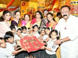 Shri Mahalaxmi Mandir, Sarasbag | श्री महालक्ष्मी मंदिर, सारसबाग : श्री महासरस्वती देवीला स्फटिक माळ, तर श्री महाकाली देवीला रुद्राक्ष माळ अर्पण