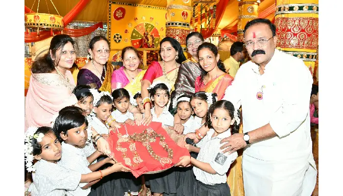 Shri Mahalaxmi Temple, Sarasbag | Shri Mahalaxmi Mandir, Sarasbag: Offer a crystal necklace to Shri Mahasaraswati Devi, and a rudraksha necklace to Shri Mahakali Devi