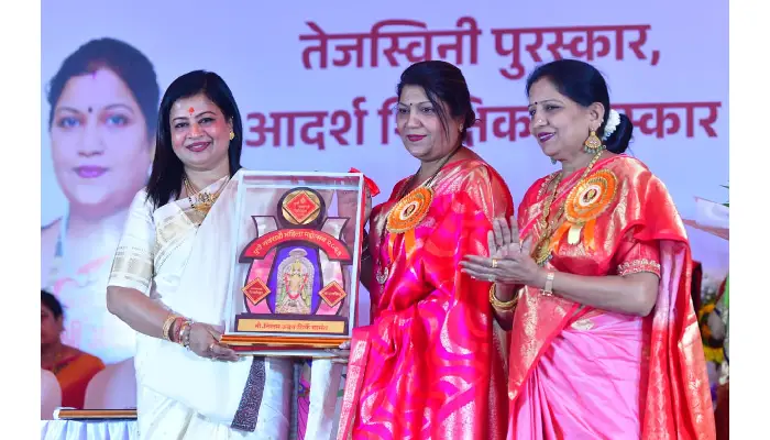 'Tejaswini' Award Pune | Anuradha Oak and Priyanka Ingale receive the 'Tejaswini' Award! The 28th Pune Navratra Women's Festival was inaugurated by Neelam Shirke-Samant, who urged women to take some time out for themselves.