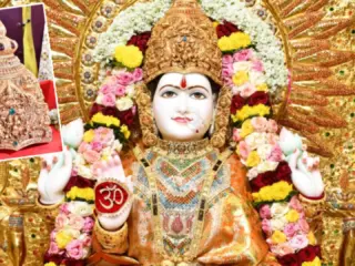 Shri Mahalaxmi Mandir, Sarasbag | पुणे : घटस्थापनेला श्री महालक्ष्मी देवीला 2 किलो सोन्याचा रत्नजडित मुकुट; श्री महालक्ष्मी मंदिरात नवरात्रोत्सवाचा सुवर्णमयी प्रारंभ (Videos)